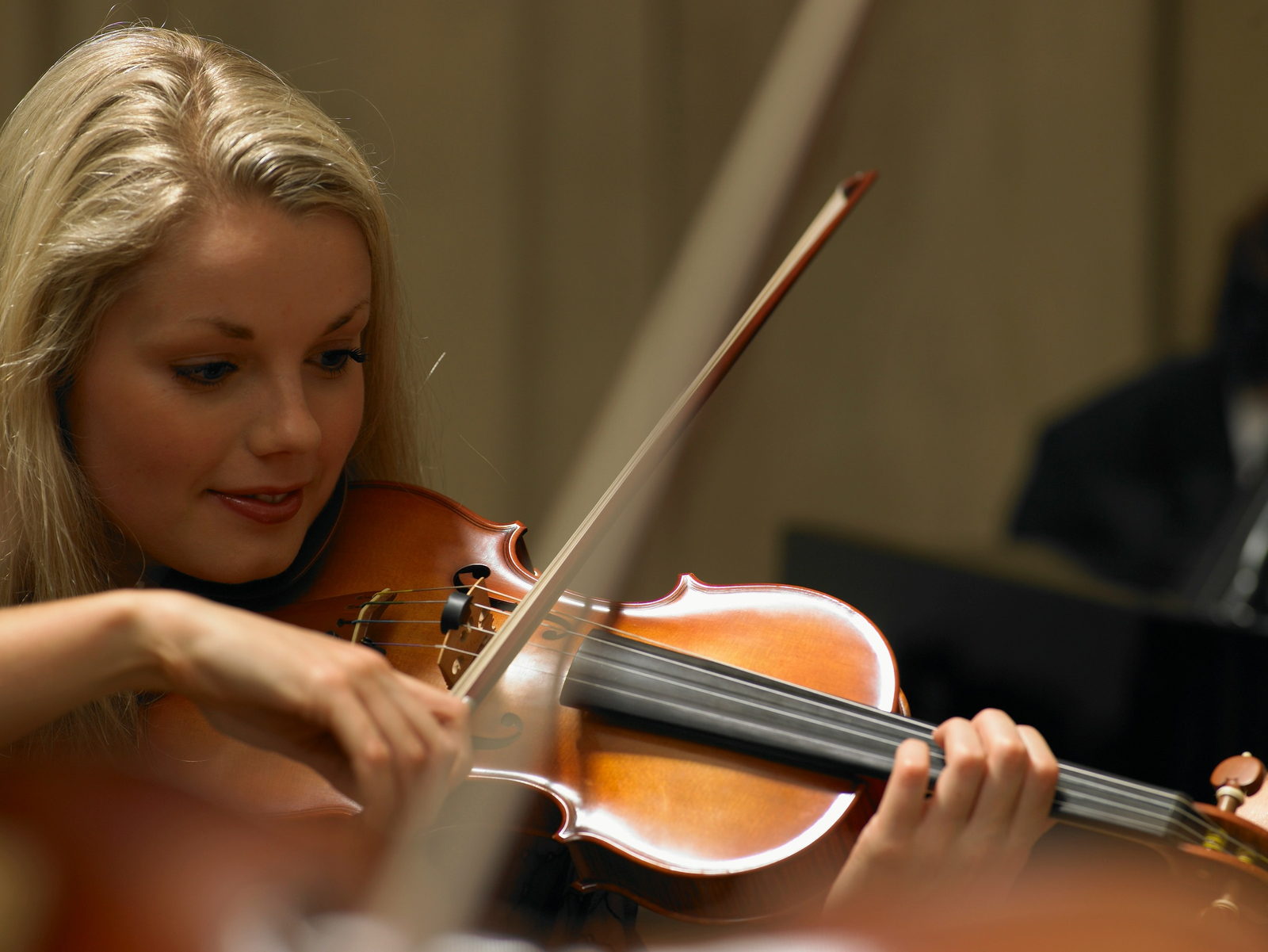 A young violinist mid-phrase